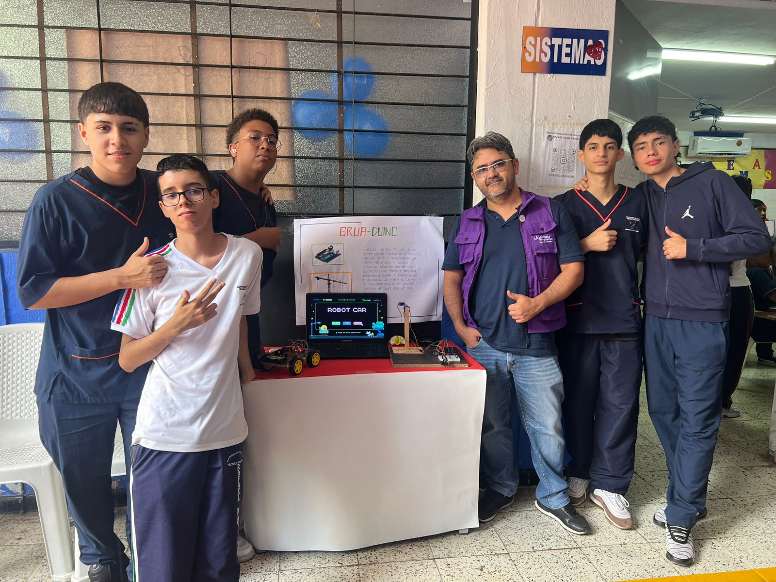 Equipo de robótica trabajando