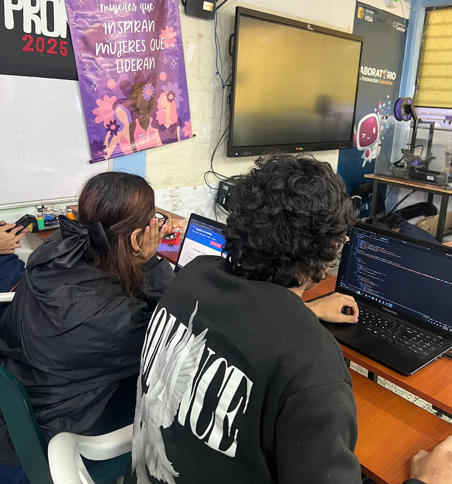 Estudiantes programando